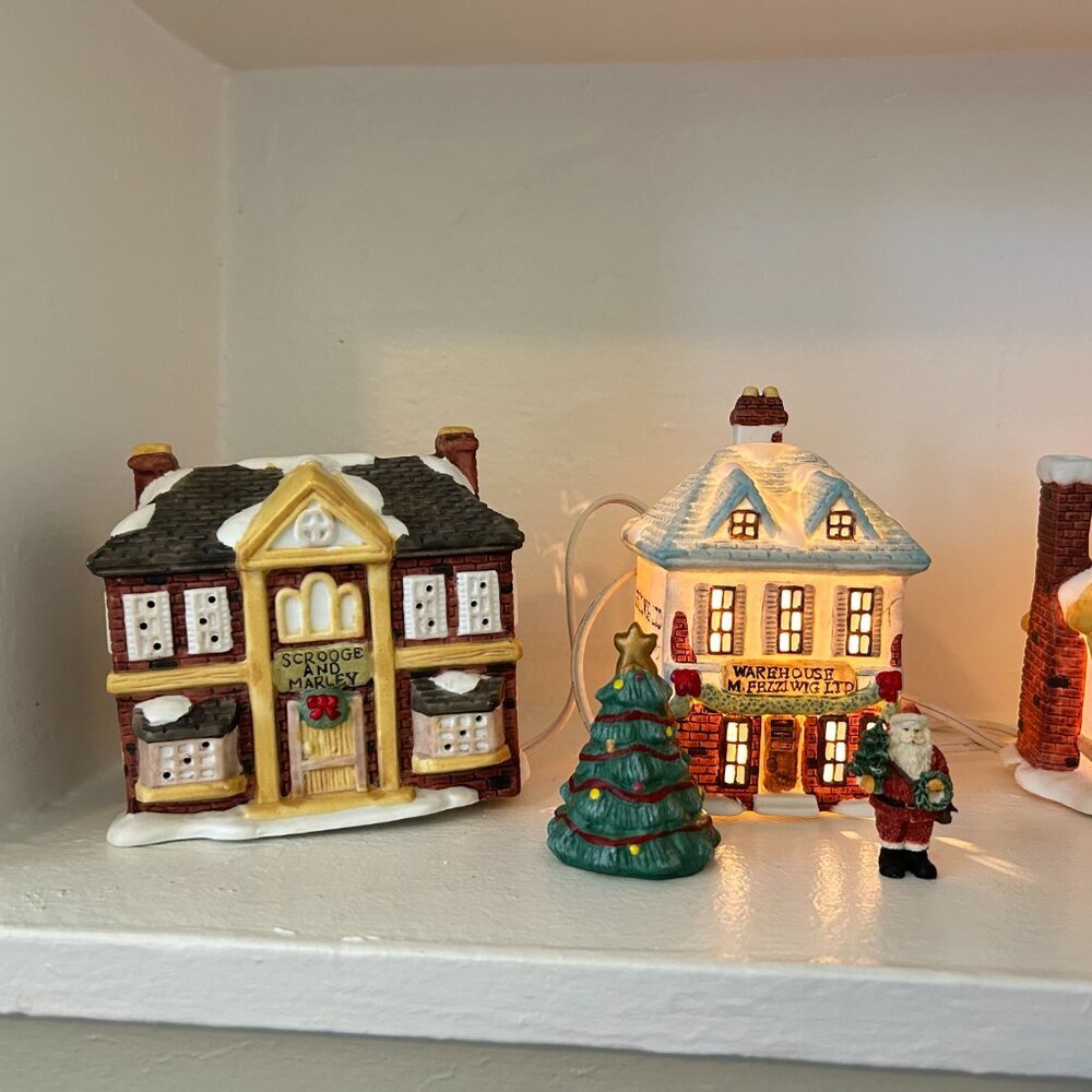 Seymour Mann A Christmas Carol Village Scrooge Fezziwig Cratchits Ceramic Light - Picture 2 of 9
